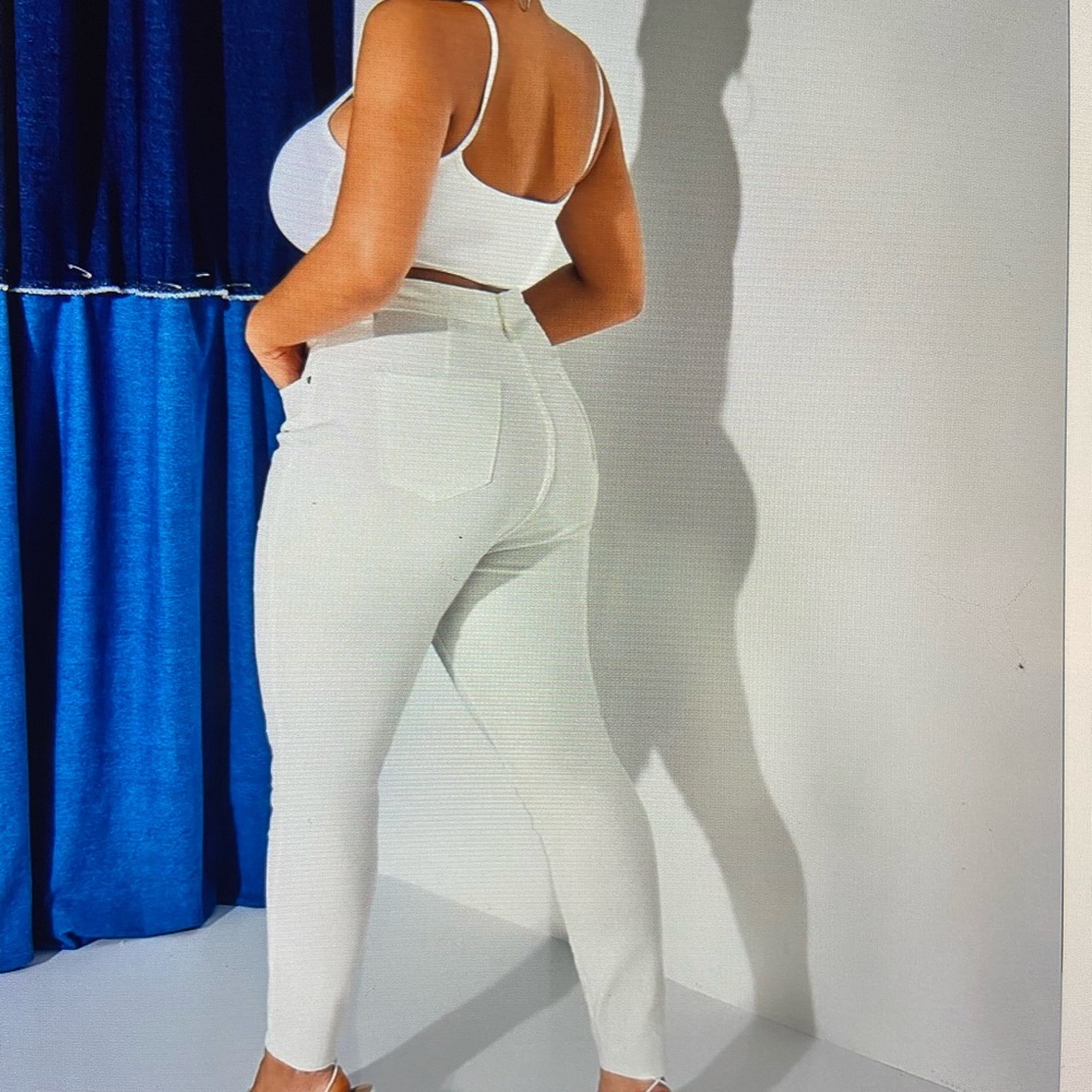White skinny  3X. W- 39-41.3 H-50.8-53.1. L- 42